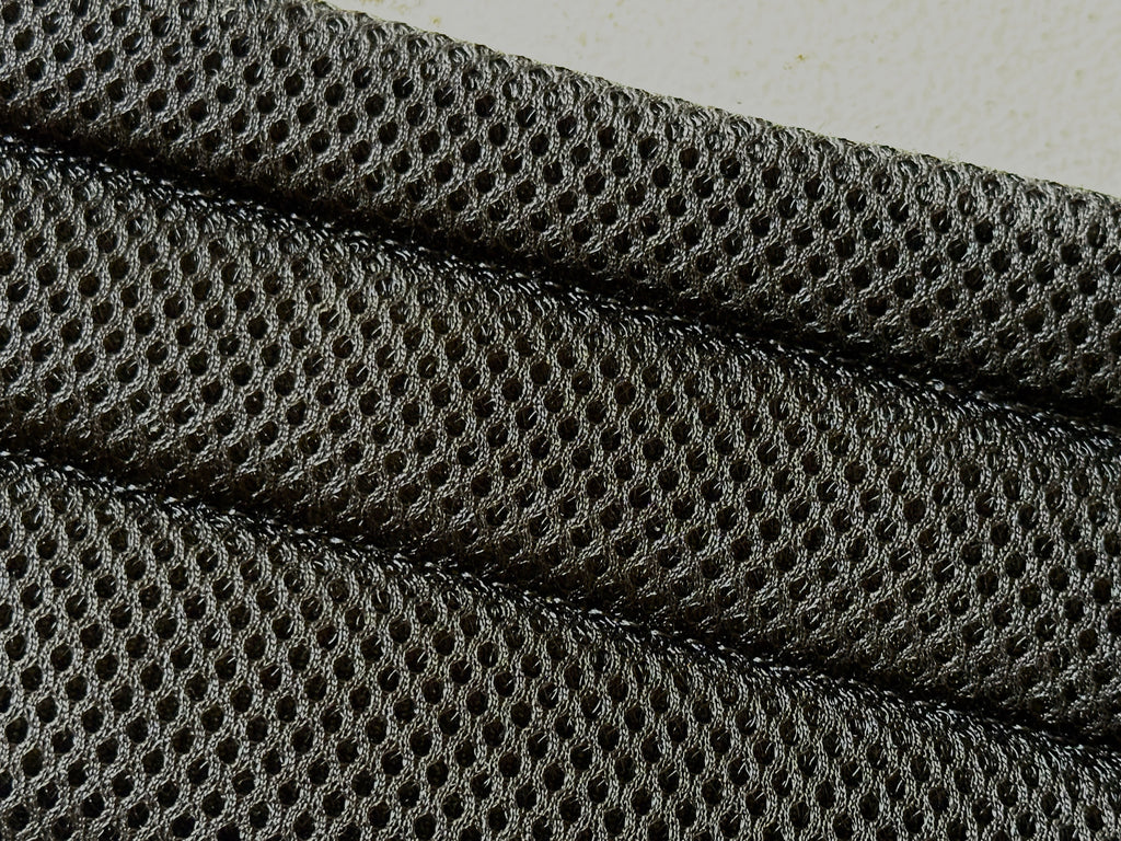 The inside of the belts use a breathable 3D spacer fabric. 