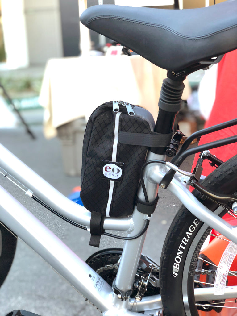 This bag fits on many types of bike frames. Version 1.0 shown here.