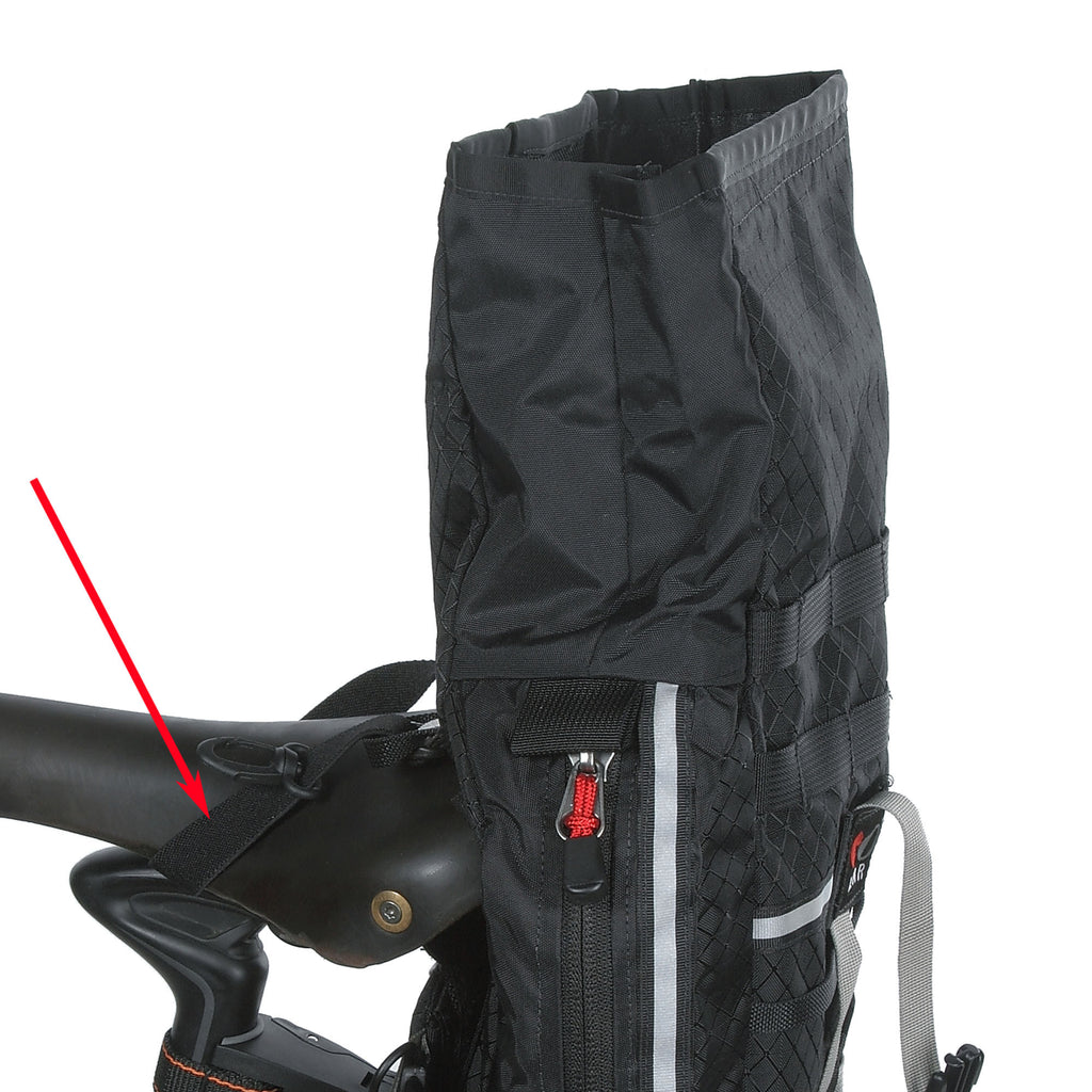 The Rolltop models have an “hold open elastic.” Slip it over the nose of the saddle to keep the bag open while loading. The snaphook is used to close the top when used off the bike.