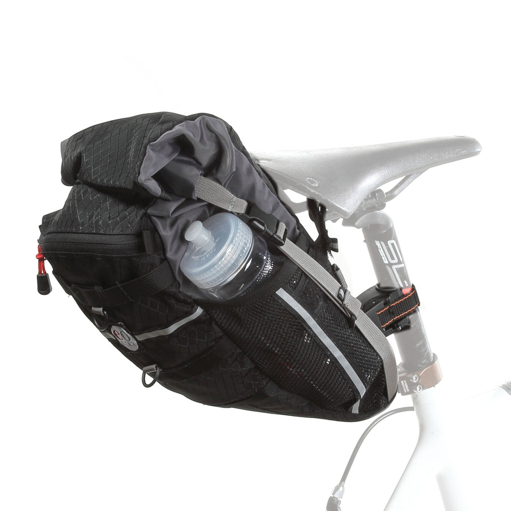 This bag has two side mesh pockets with an elastic top. (Outdated photo...seatpost attachment is different now).